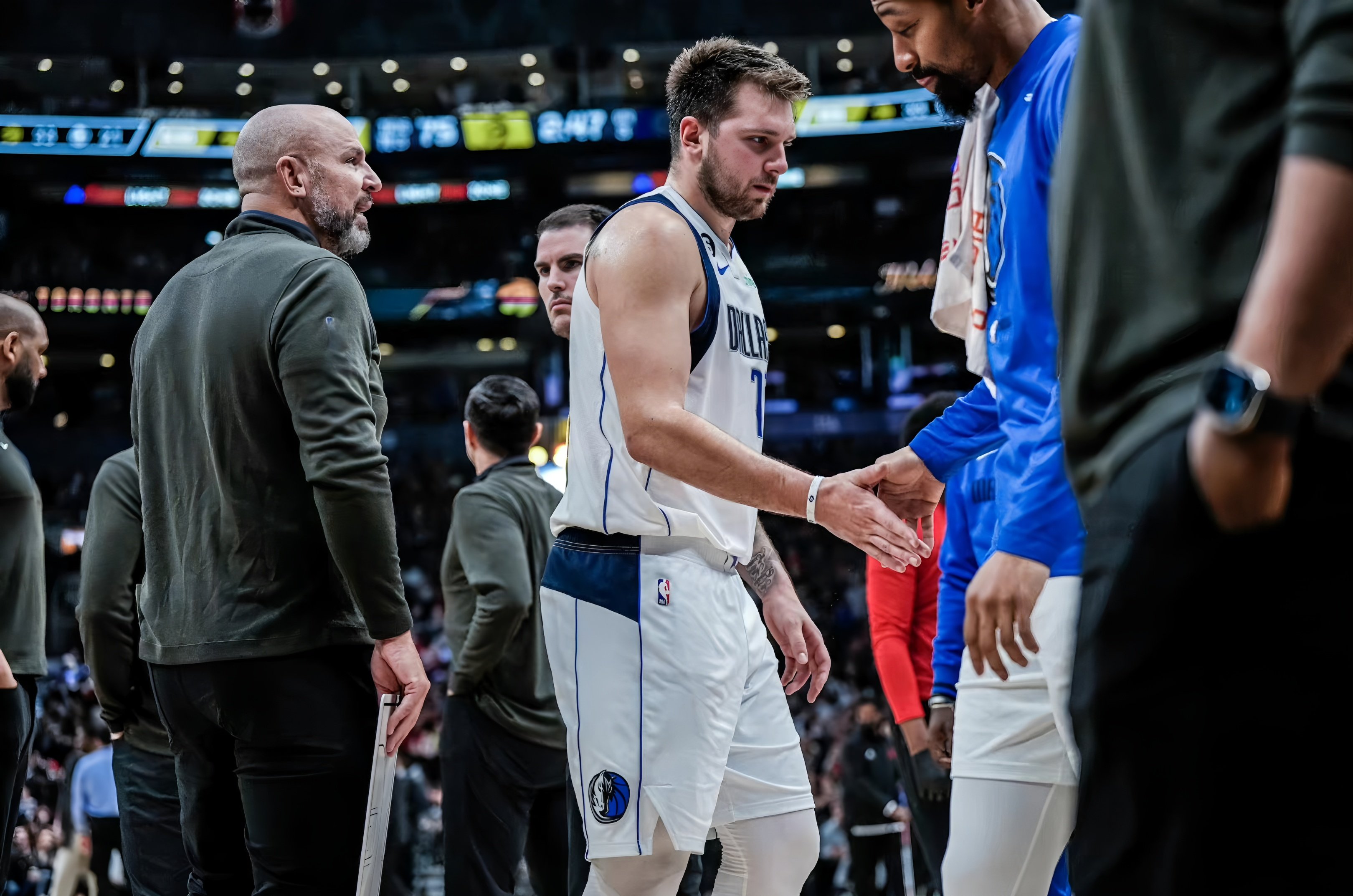 浙江队围绕意甲远射贴柱东契奇在湖人比赛中高光表现，现场解说直呼：今夜突围战来临