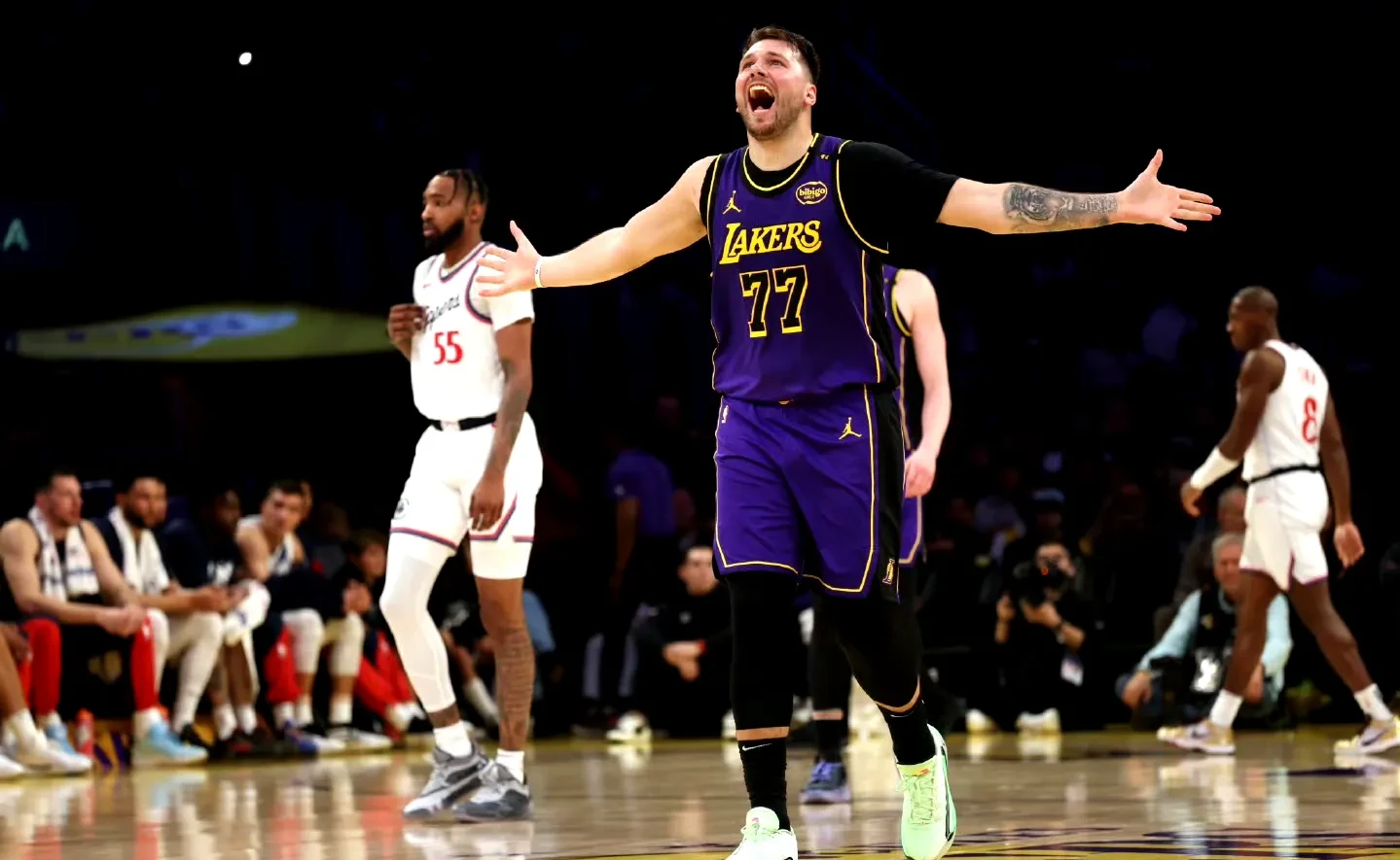 浙江队围绕意甲远射贴柱东契奇在湖人比赛中高光表现，现场解说直呼：今夜突围战来临